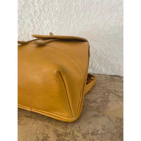 Vintage Coach daypack/backpack mini bag in mustard glovetanned leather 9960 - Picture 6 of 9